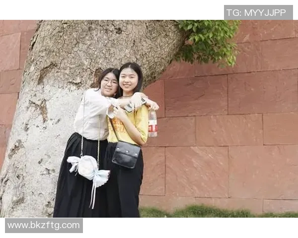 美女与足球明星亲密合影展现魅力与风采引发热议与关注 美女与足球明星亲密合影展现魅力与风采引发热议与关注